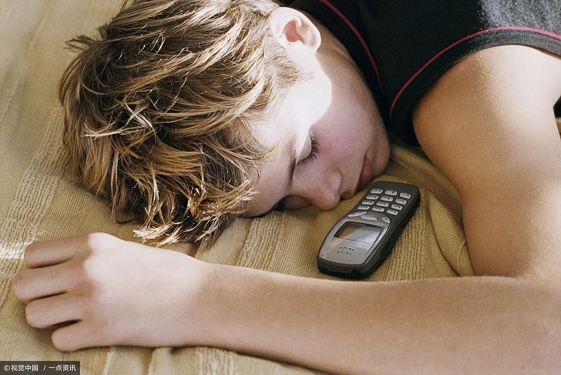 睡觉玩手机新闻玩手机猝死的真实案例